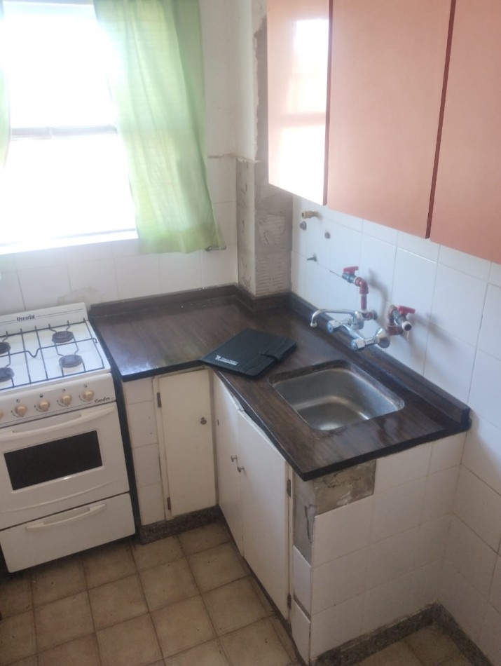 DEPARTAMENTO DE 2 AMBIENTES A RECICLAR. CONTRAFRENTE ABIERTO. SAN JOSE. OPORTUNIDAD