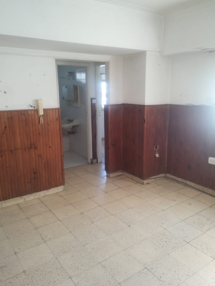 DEPARTAMENTO DE 2 AMBIENTES A RECICLAR. CONTRAFRENTE ABIERTO. SAN JOSE. OPORTUNIDAD