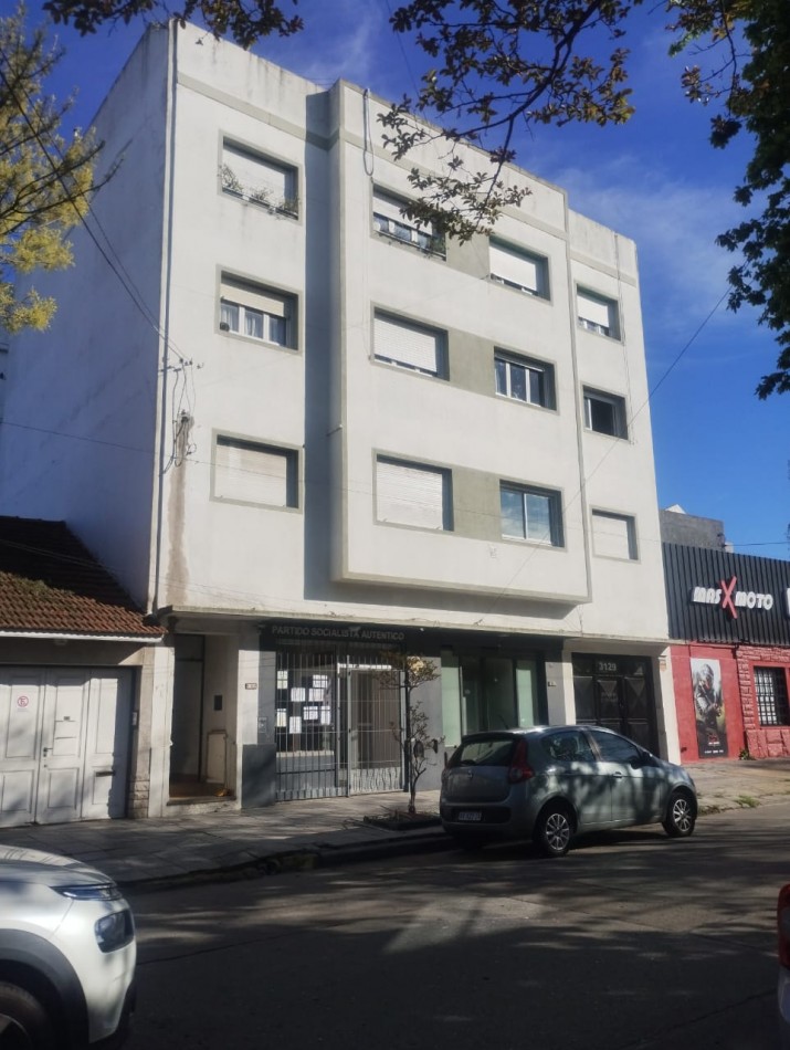 DEPARTAMENTO DE 2 AMBIENTES A RECICLAR. CONTRAFRENTE ABIERTO. SAN JOSE. OPORTUNIDAD