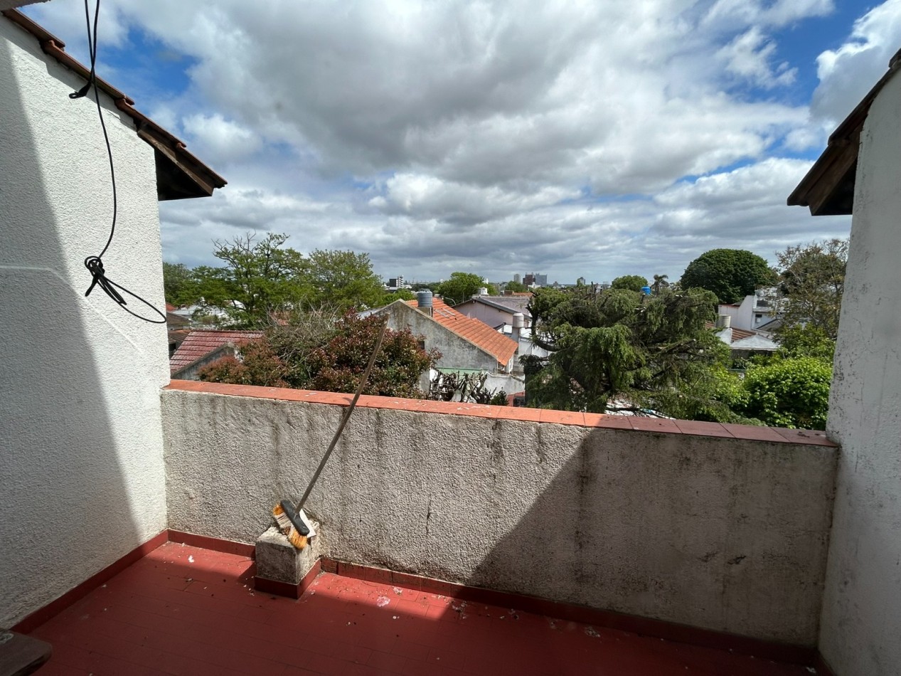 DUPLEX 3 AMBIENTES CON COCHERA CUBIERTA FIJA. TUCUMAN Y PASO. PARA RECICLAR