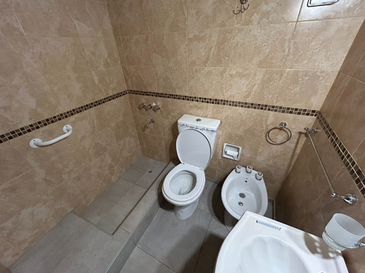 DUPLEX 3 AMBIENTES CON COCHERA CUBIERTA FIJA. TUCUMAN Y PASO. PARA RECICLAR