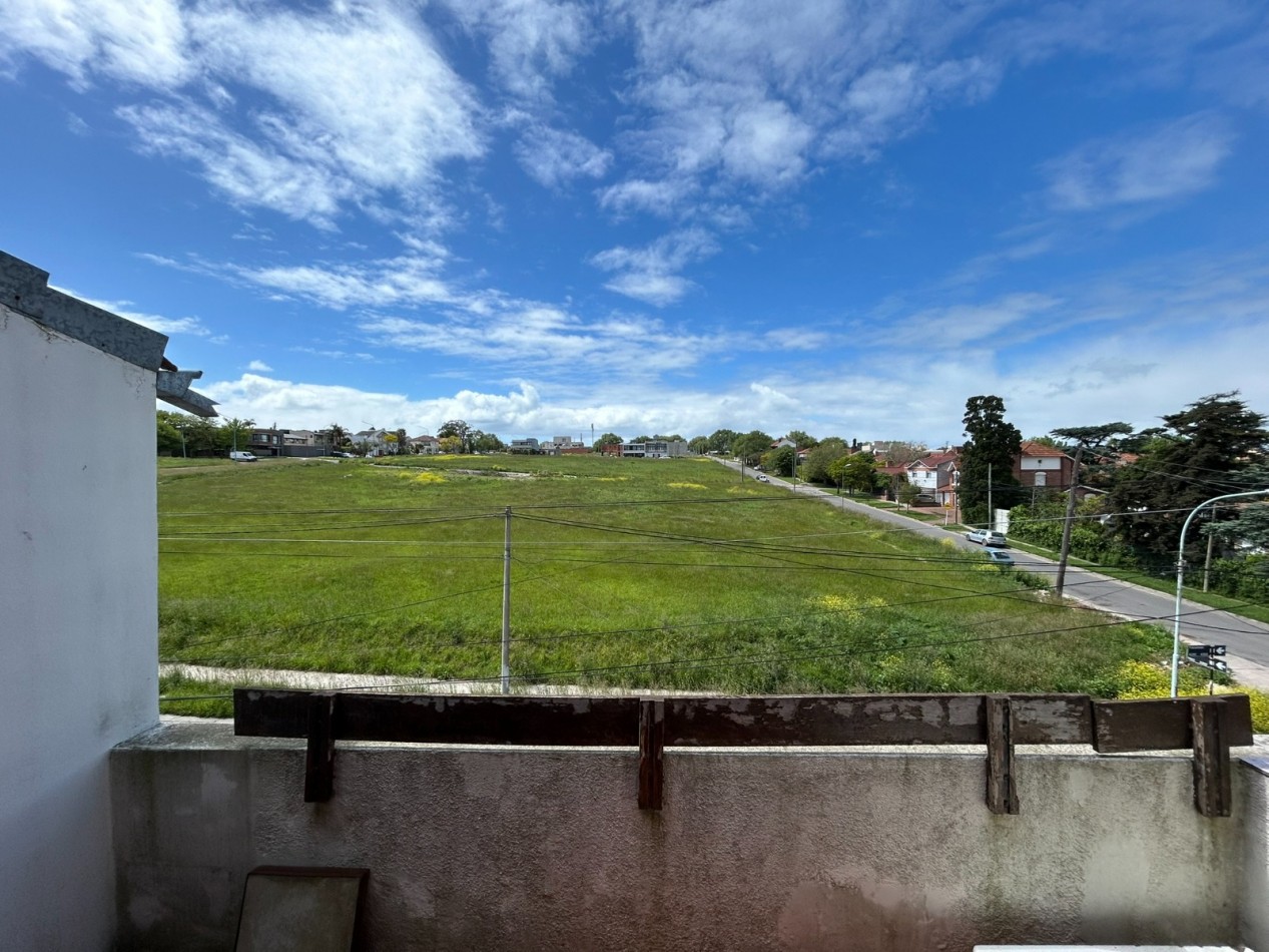 DUPLEX 3 AMBIENTES CON COCHERA CUBIERTA FIJA. TUCUMAN Y PASO. PARA RECICLAR