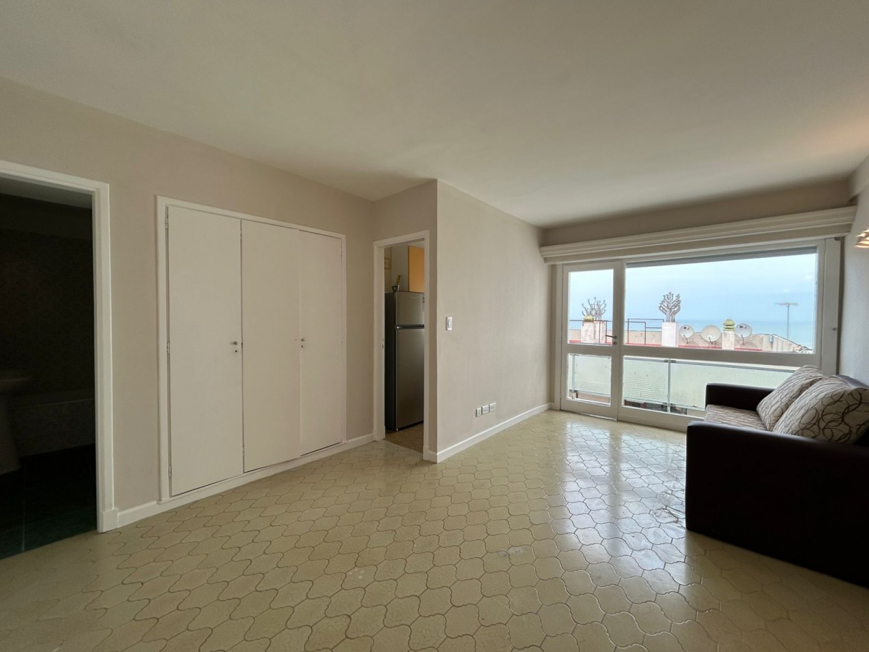 MONOAMBIENTE CON BALCON SALIENTE Y VISTA AL MAR. DIAGONAL ALBERDI