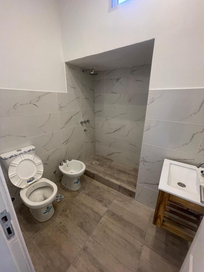 PH DE 3 AMBIENTES A LA CALLE CON COCHERA. MISIONES Y AVELLANEDA