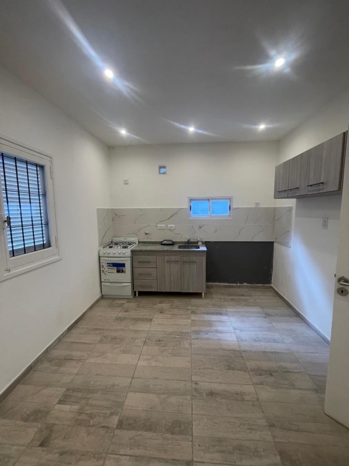 PH DE 3 AMBIENTES A LA CALLE CON COCHERA. MISIONES Y AVELLANEDA