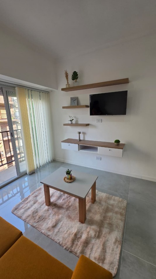 2 AMBIENTES AL FRENTE CON BALCON. VISTA A PLAZA COLON. RECICLADO