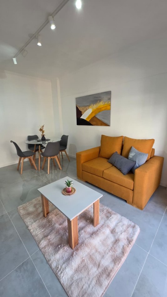 2 AMBIENTES AL FRENTE CON BALCON. VISTA A PLAZA COLON. RECICLADO