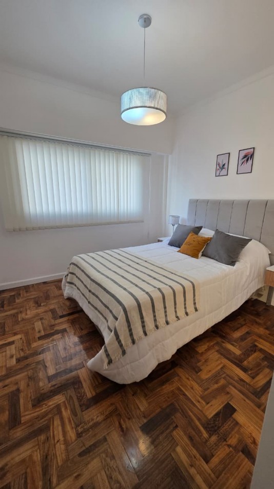 2 AMBIENTES AL FRENTE CON BALCON. VISTA A PLAZA COLON. RECICLADO