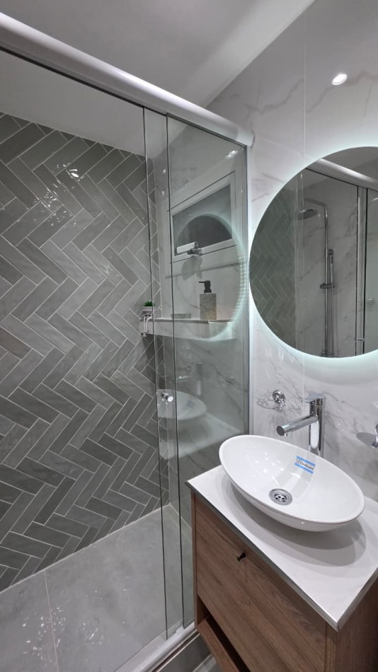 2 AMBIENTES AL FRENTE CON BALCON. VISTA A PLAZA COLON. RECICLADO