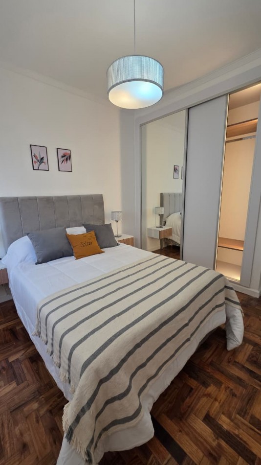 2 AMBIENTES AL FRENTE CON BALCON. VISTA A PLAZA COLON. RECICLADO