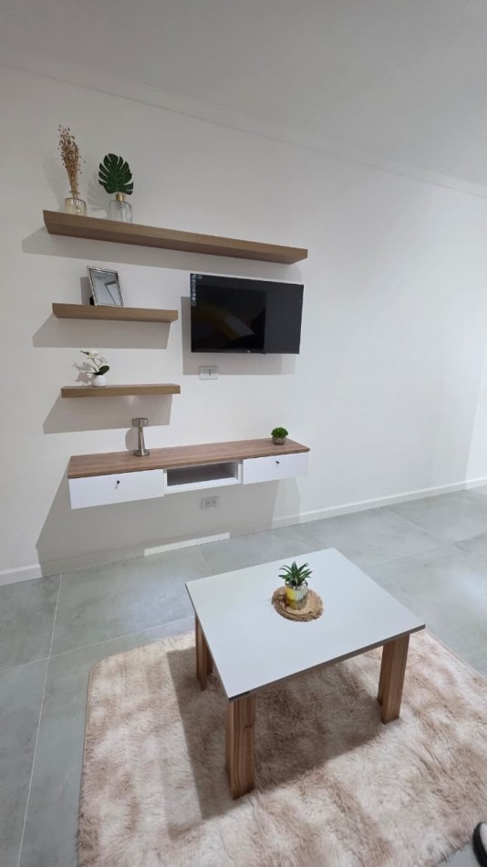 2 AMBIENTES AL FRENTE CON BALCON. VISTA A PLAZA COLON. RECICLADO