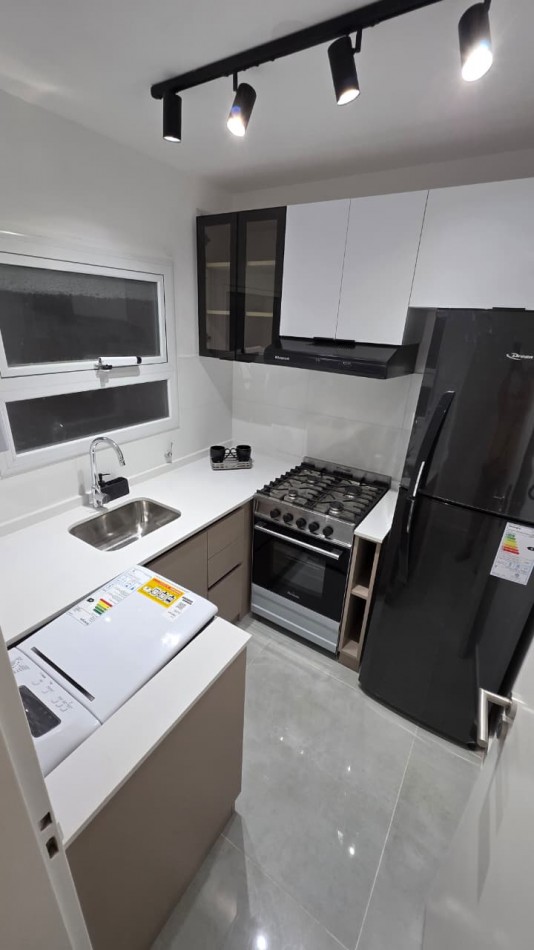 2 AMBIENTES AL FRENTE CON BALCON. VISTA A PLAZA COLON. RECICLADO