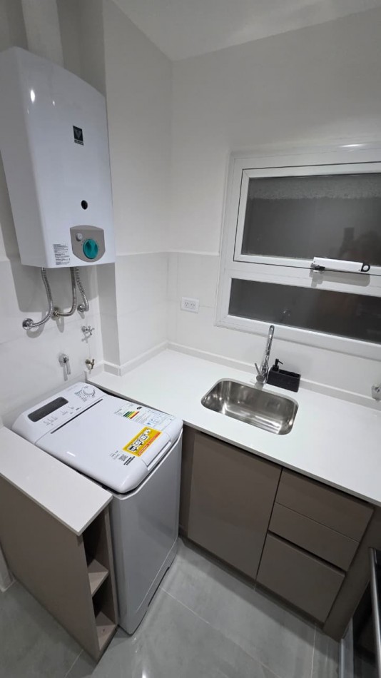 2 AMBIENTES AL FRENTE CON BALCON. VISTA A PLAZA COLON. RECICLADO