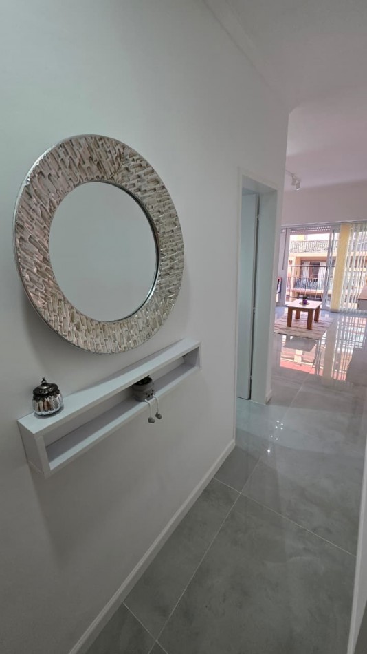 2 AMBIENTES AL FRENTE CON BALCON. VISTA A PLAZA COLON. RECICLADO