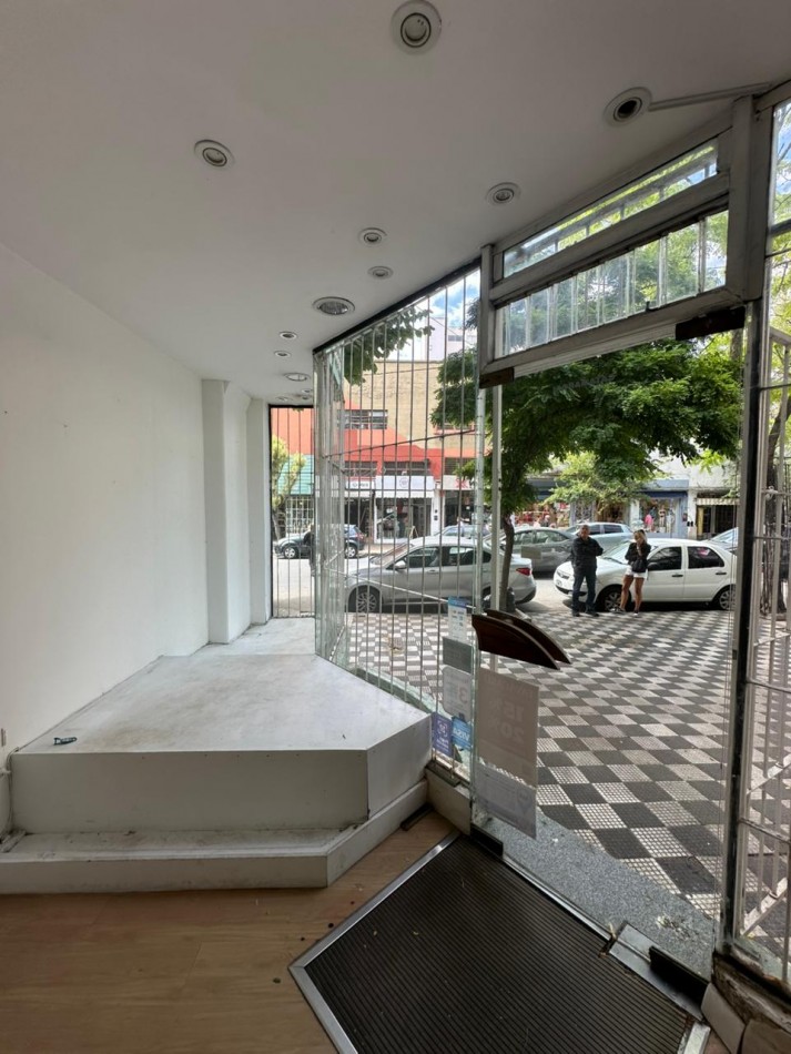 AMPLIO LOCAL EN DUPLEX. EXCELENTE UBICACION. TOMA PERMUTA. 