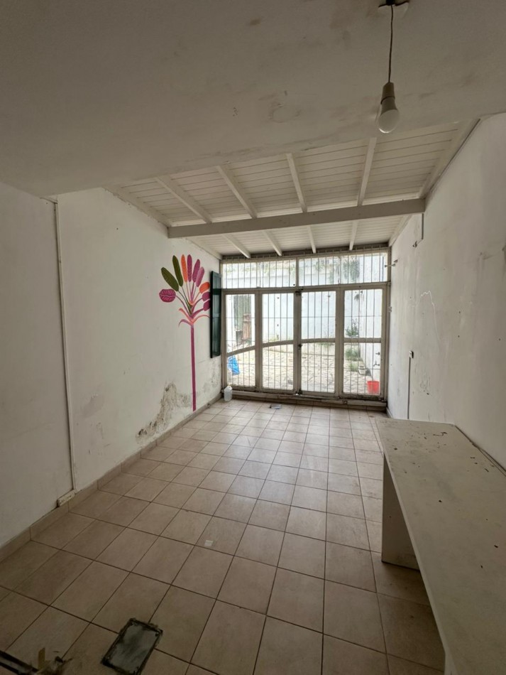 AMPLIO LOCAL EN DUPLEX. EXCELENTE UBICACION. TOMA PERMUTA. 