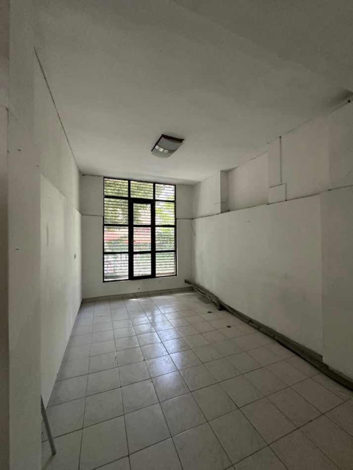 AMPLIO LOCAL EN DUPLEX. EXCELENTE UBICACION. TOMA PERMUTA. 