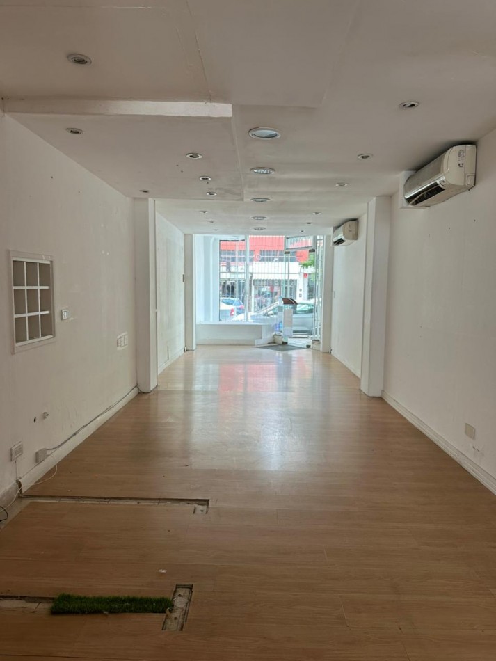 AMPLIO LOCAL EN DUPLEX. EXCELENTE UBICACION. TOMA PERMUTA. 