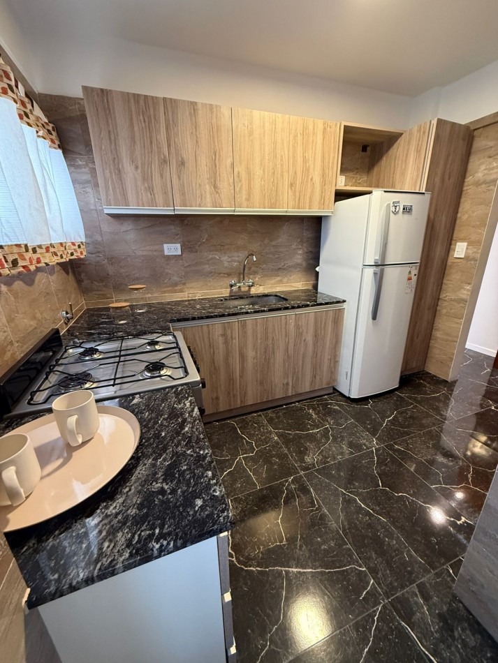 DEPARTAMENTO DE 2 AMBIENTES A LA CALLE CON BALCON SALIENTE. DEPENDENCIAL MUY LUMINOSO. PLAZA COLON.