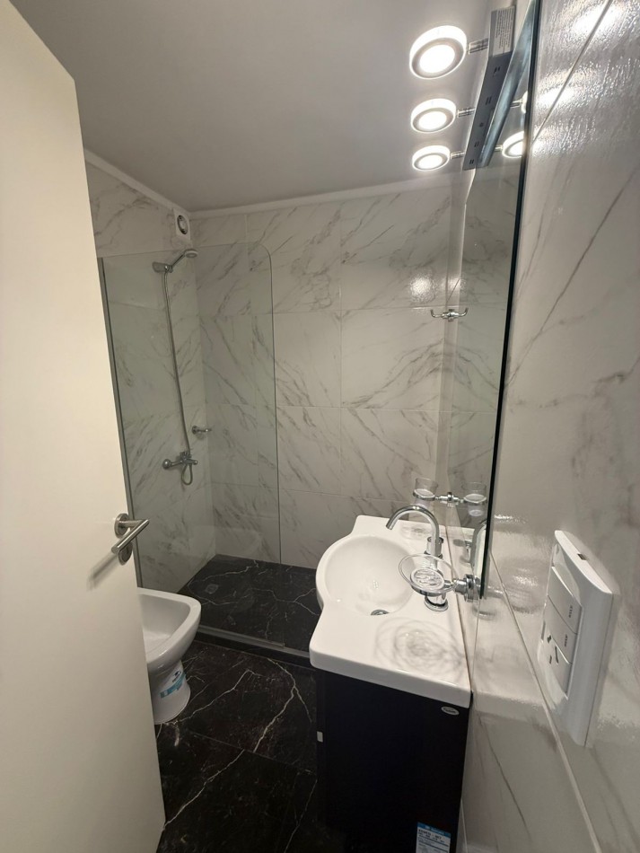 DEPARTAMENTO DE 2 AMBIENTES A LA CALLE CON BALCON SALIENTE. DEPENDENCIAL MUY LUMINOSO. PLAZA COLON.