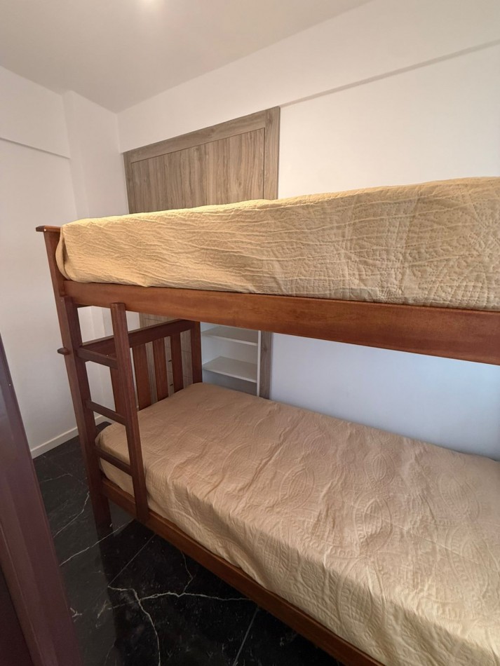 DEPARTAMENTO DE 2 AMBIENTES A LA CALLE CON BALCON SALIENTE. DEPENDENCIAL MUY LUMINOSO. PLAZA COLON.