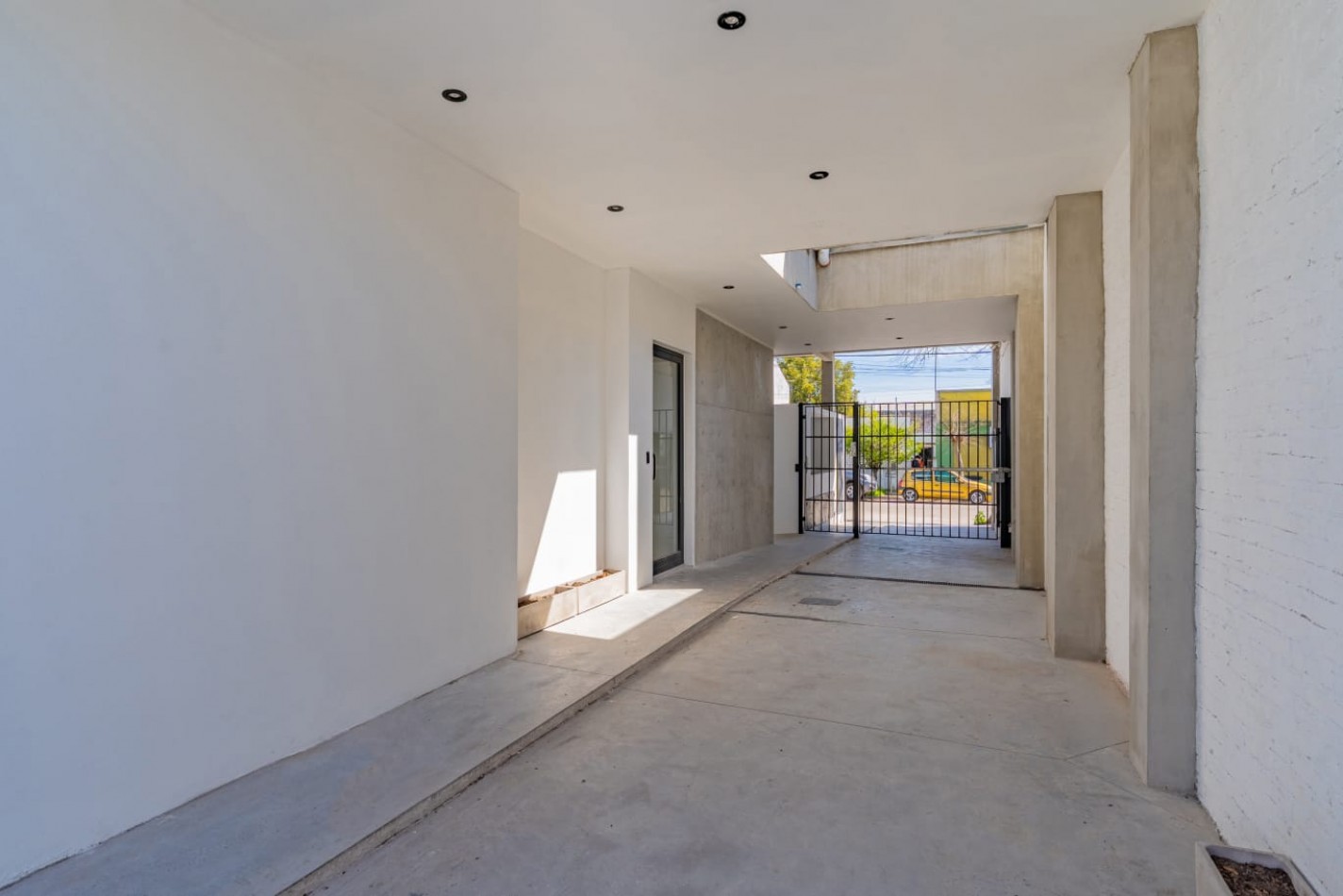 DEPARTAMENTO DE 2 AMBIENTES AL FRENTE CON BALCON Y PARRILLA. OPCIONAL COCHERA