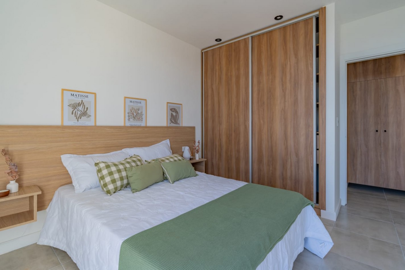 DEPARTAMENTO DE 2 AMBIENTES AL FRENTE CON BALCON Y PARRILLA. OPCIONAL COCHERA