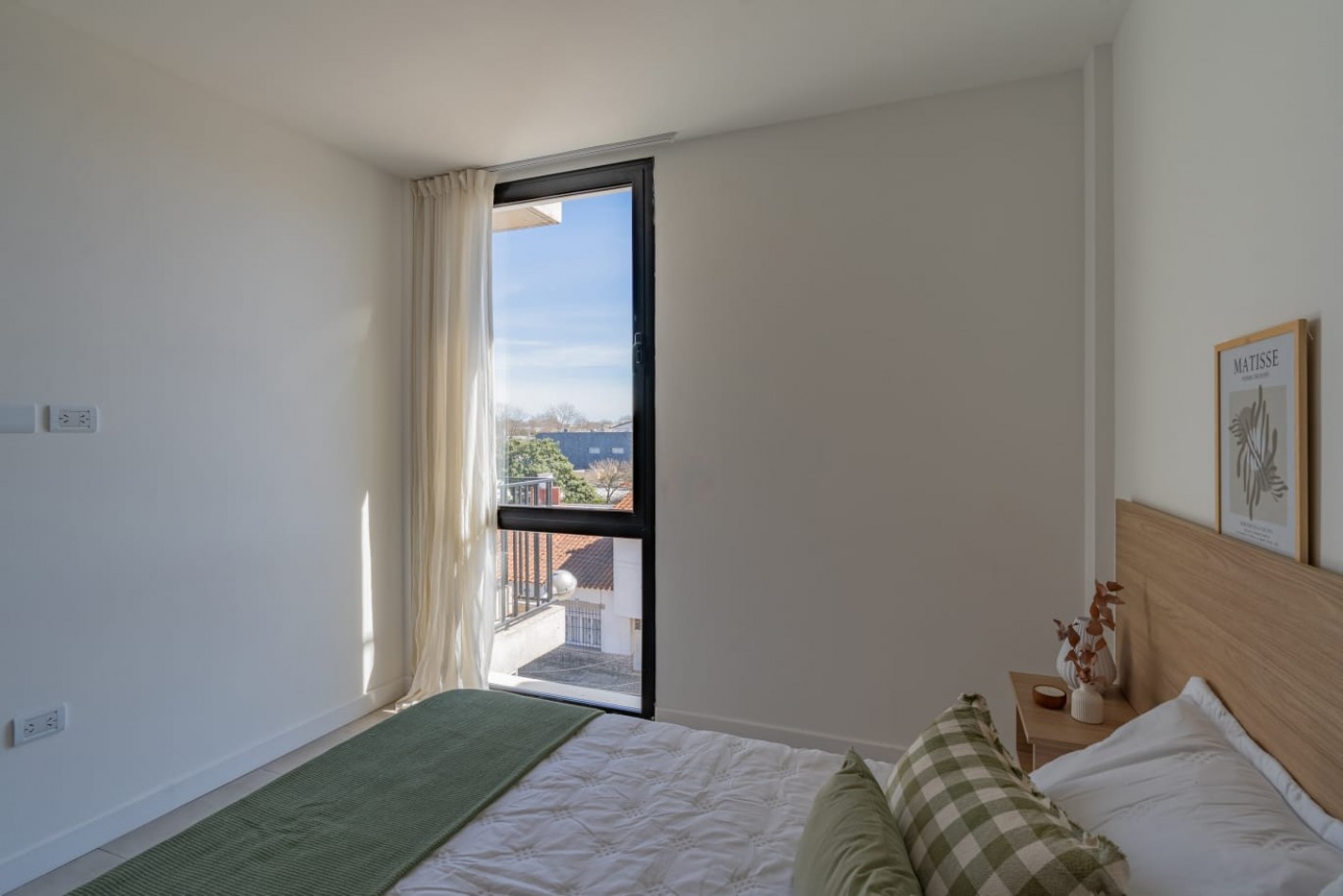 DEPARTAMENTO DE 2 AMBIENTES AL FRENTE CON BALCON Y PARRILLA. OPCIONAL COCHERA