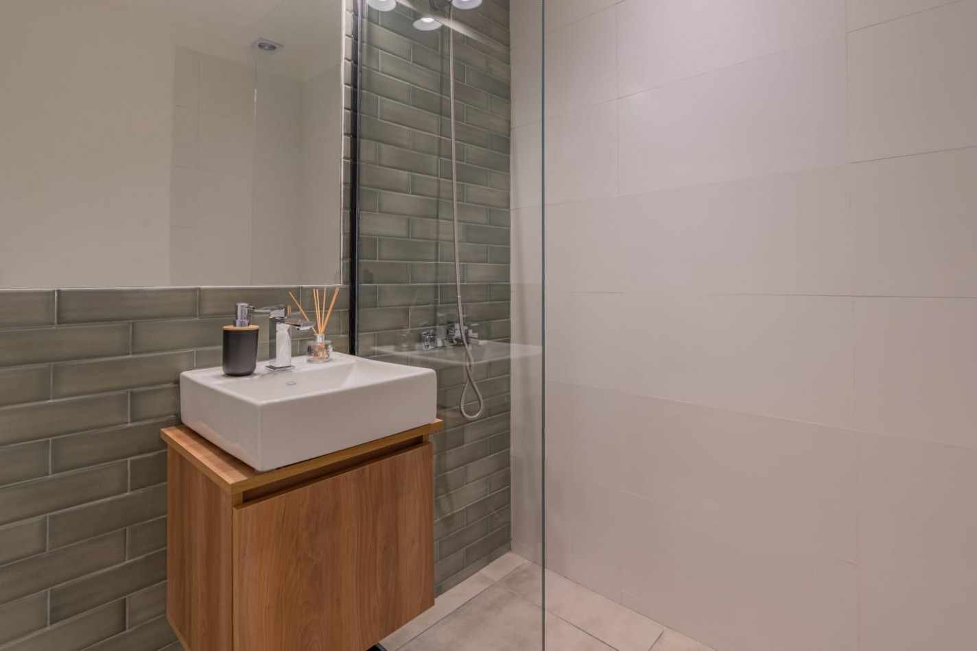 DEPARTAMENTO DE 2 AMBIENTES AL FRENTE CON BALCON Y PARRILLA. OPCIONAL COCHERA