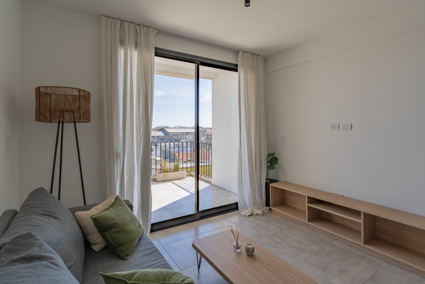 DEPARTAMENTO DE 2 AMBIENTES AL FRENTE CON BALCON Y PARRILLA. OPCIONAL COCHERA