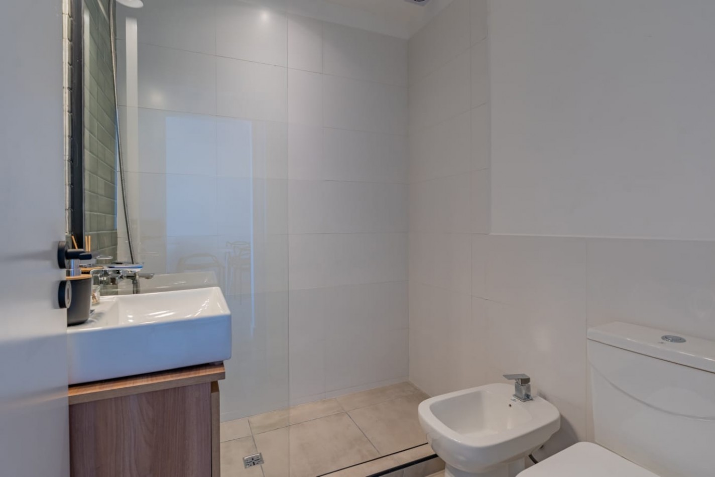 DEPARTAMENTO DE 2 AMBIENTES AL FRENTE CON BALCON Y PARRILLA. OPCIONAL COCHERA