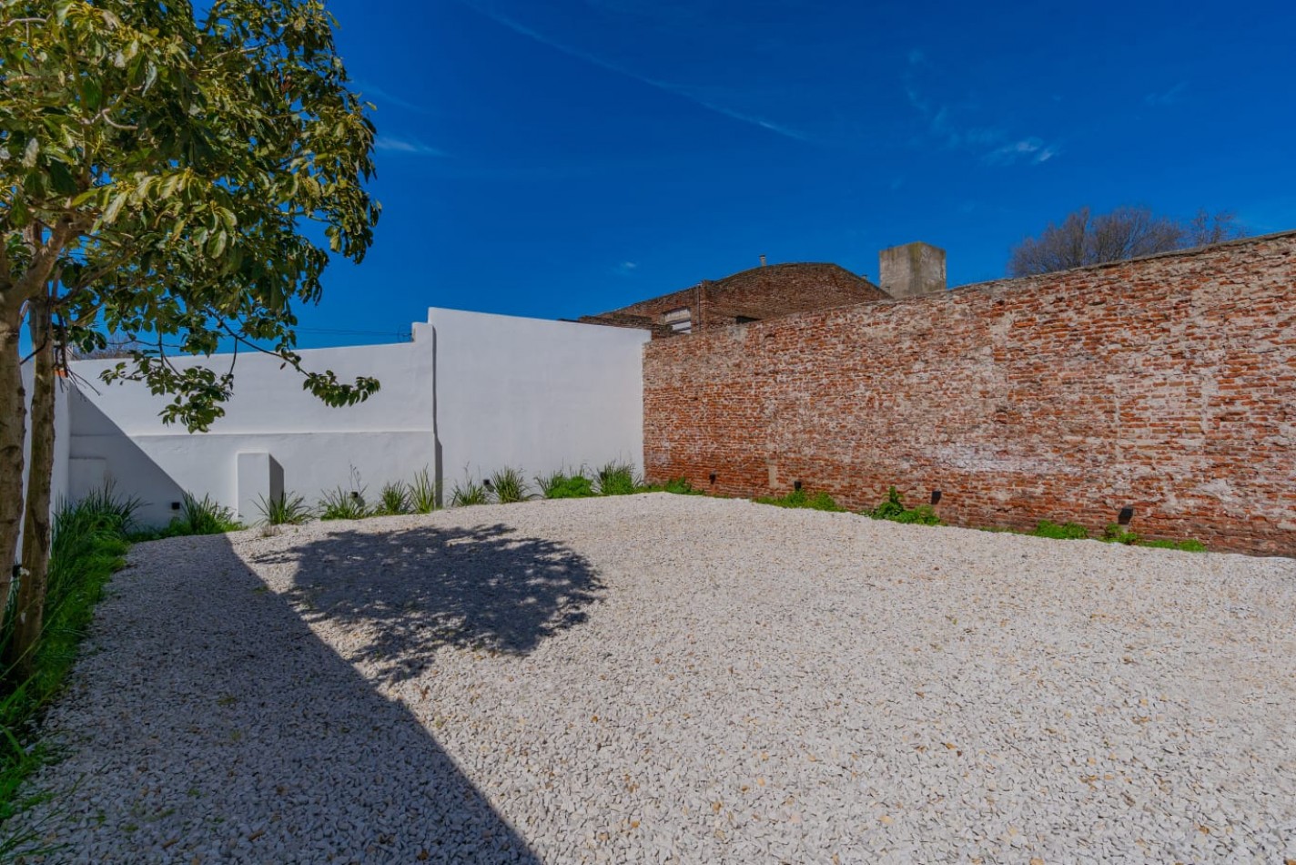 DEPARTAMENTO DE 2 AMBIENTES AL FRENTE CON BALCON Y PARRILLA. OPCIONAL COCHERA