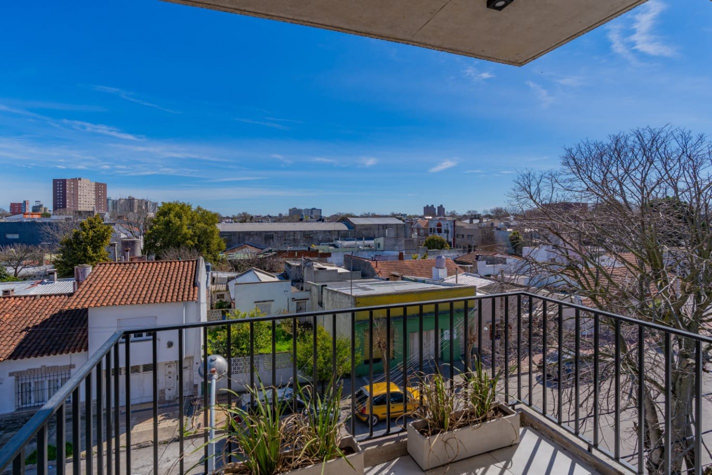 DEPARTAMENTO DE 2 AMBIENTES AL FRENTE CON BALCON Y PARRILLA. OPCIONAL COCHERA