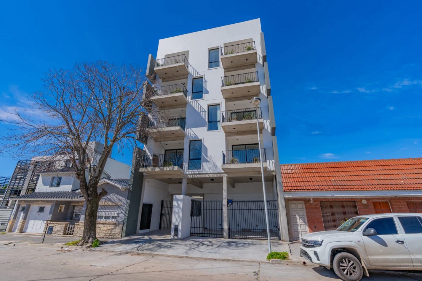DEPARTAMENTO DE 2 AMBIENTES AL FRENTE CON BALCON Y PARRILLA. OPCIONAL COCHERA