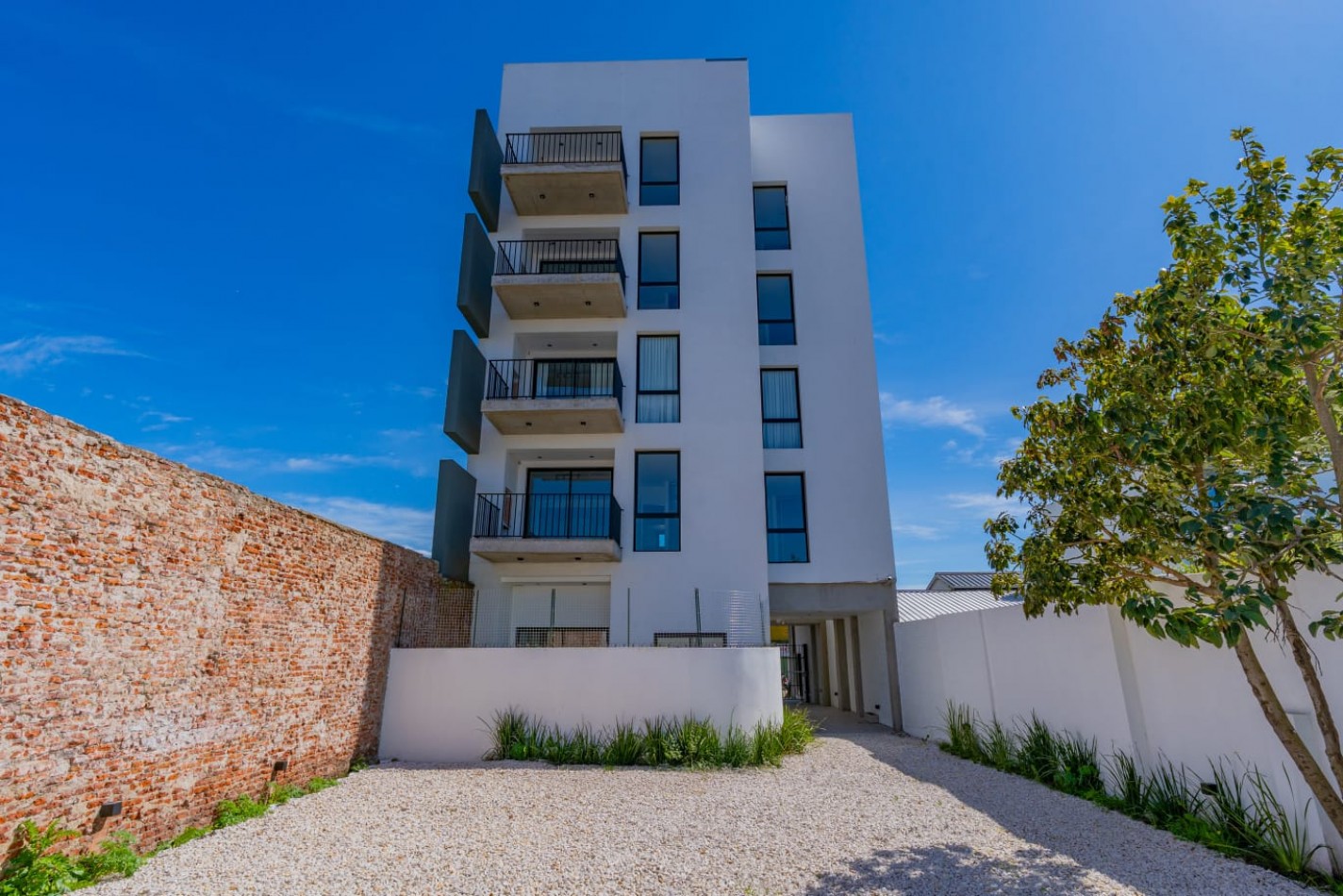 DEPARTAMENTO DE 2 AMBIENTES AL FRENTE CON BALCON Y PARRILLA. OPCIONAL COCHERA
