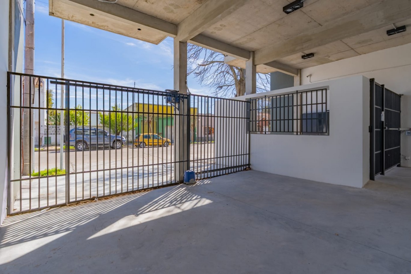 DEPARTAMENTO DE 2 AMBIENTES AL FRENTE CON BALCON Y PARRILLA. OPCIONAL COCHERA