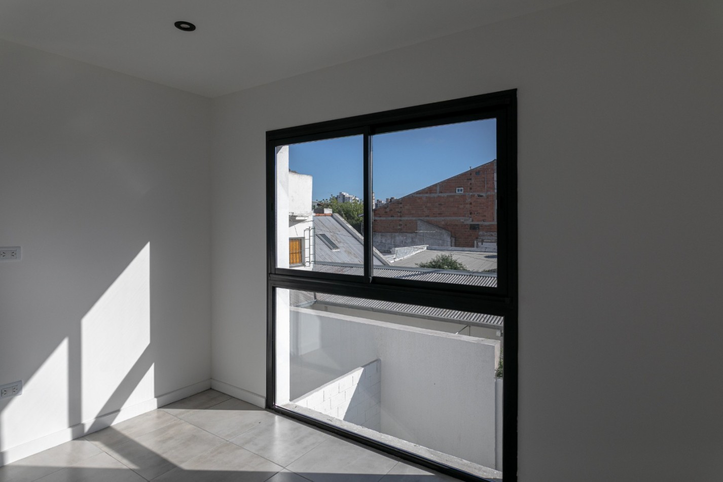 DEPARTAMENTO DE 2 AMBIENTES AL FRENTE. BALCON Y PARRILLA.