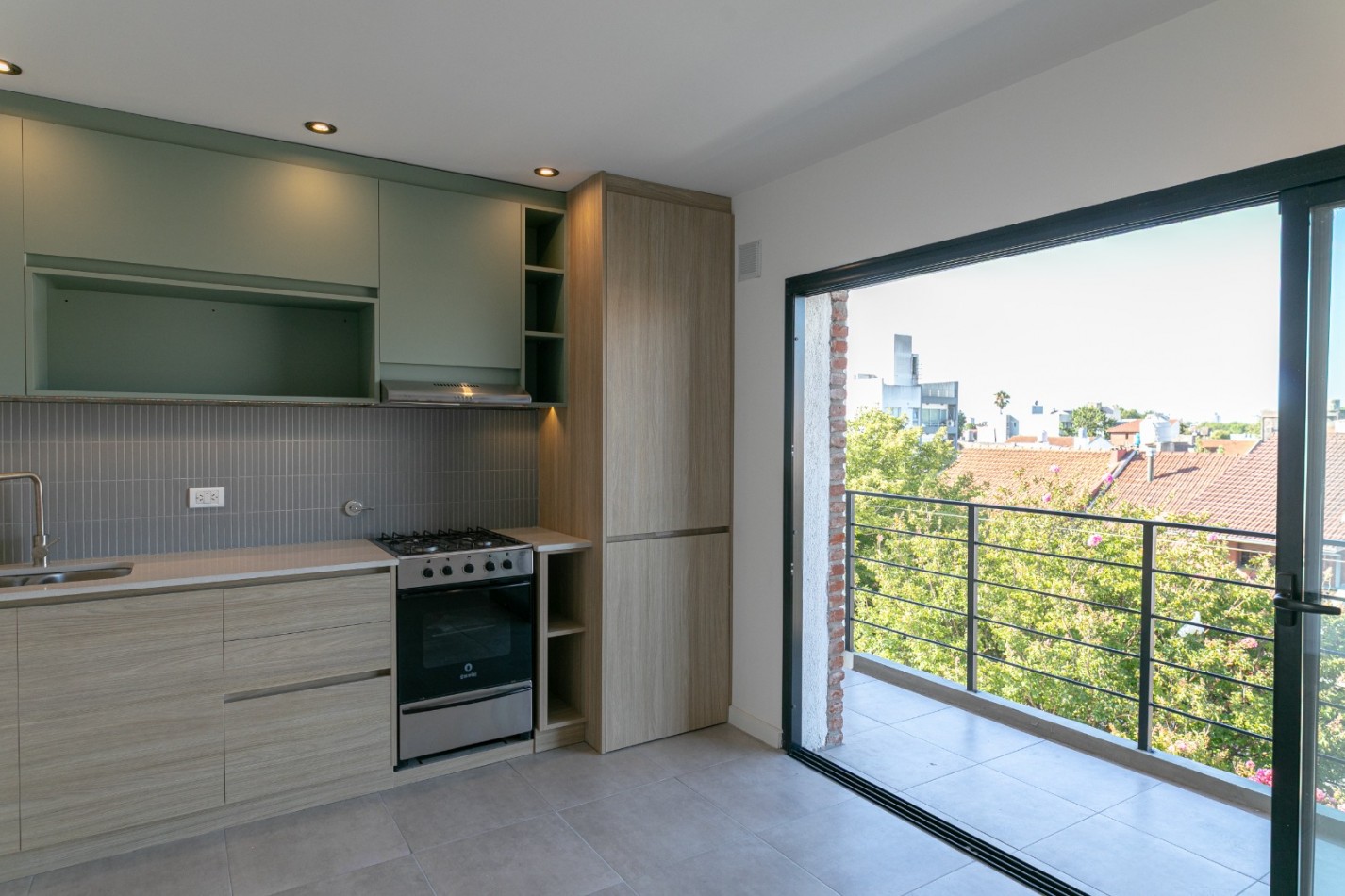 DEPARTAMENTO DE 2 AMBIENTES AL FRENTE. BALCON Y PARRILLA.