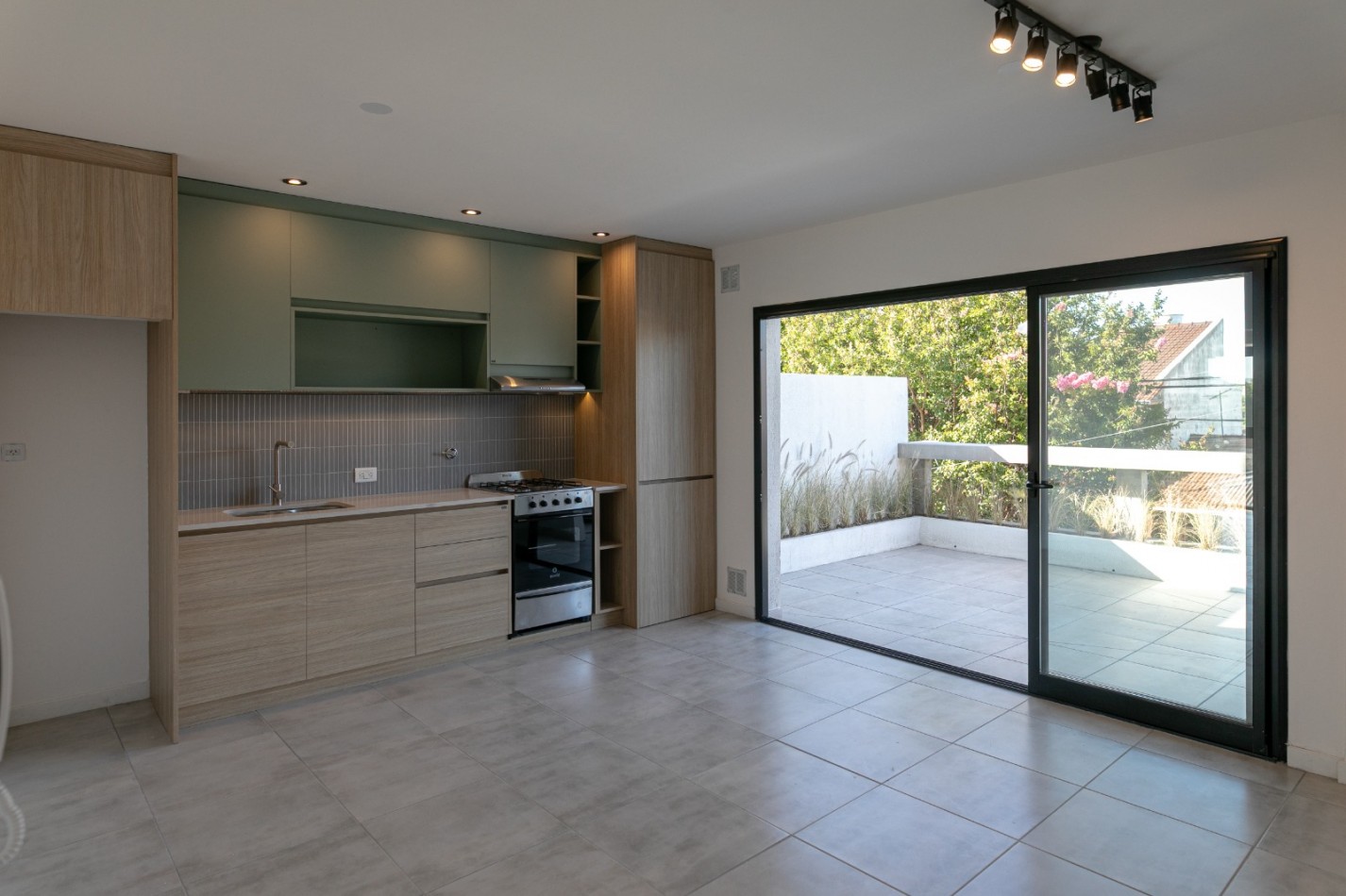 DEPARTAMENTO DE 2 AMBIENTES CON TERRAZA Y PARRILLA.