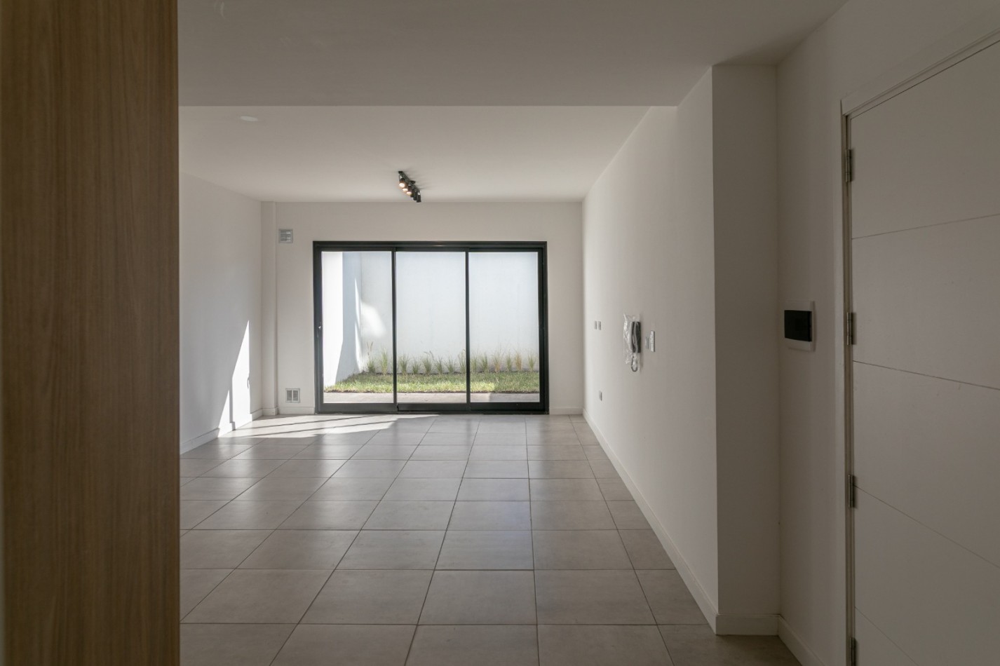 DEPARTAMENTO DE 2 AMBIENTES EN PLANTA BAJA CON JARDIN Y PARRILLA.