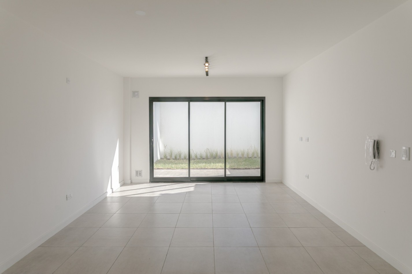 DEPARTAMENTO DE 2 AMBIENTES EN PLANTA BAJA CON JARDIN Y PARRILLA.