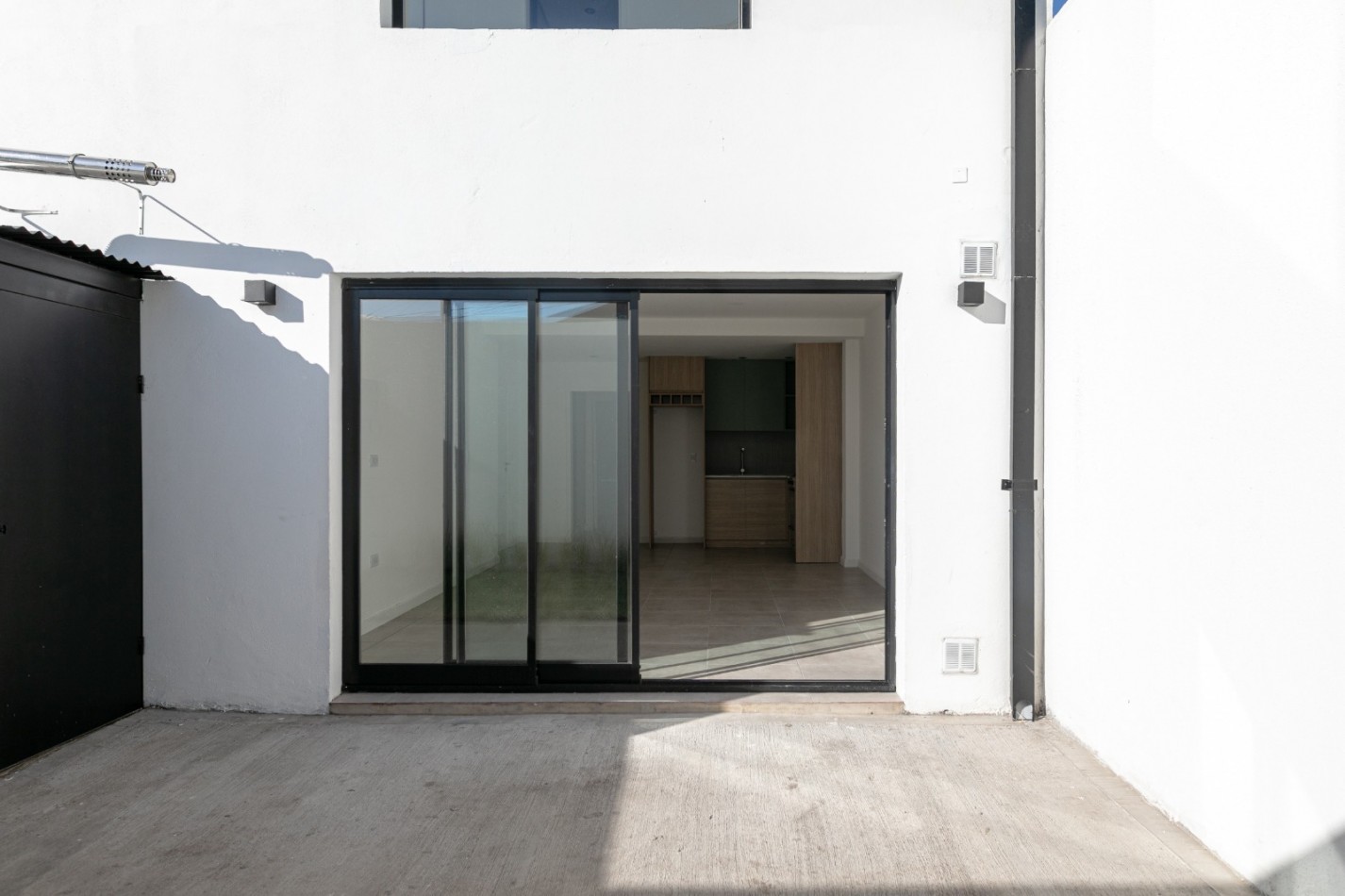 DEPARTAMENTO DE 2 AMBIENTES EN PLANTA BAJA CON JARDIN Y PARRILLA.