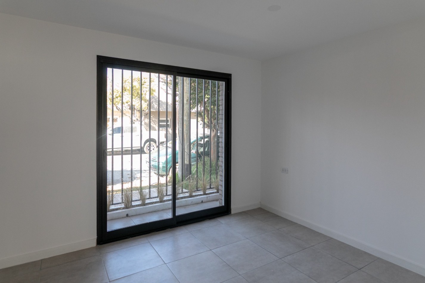 DEPARTAMENTO DE 2 AMBIENTES EN PLANTA BAJA CON JARDIN Y PARRILLA.