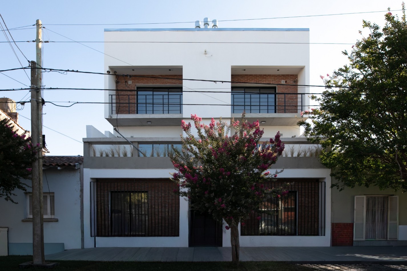 DEPARTAMENTO DE 2 AMBIENTES EN PLANTA BAJA CON JARDIN Y PARRILLA.