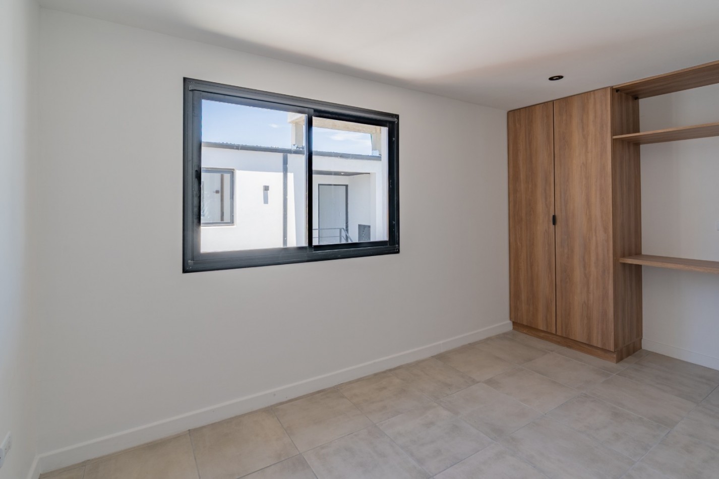 DEPARTAMENTO DE 3 AMBIENTES EN DUPLEX CON AMPLIA TERRAZA Y PARRILLA. SAN JOSE. A ESTRENAR.