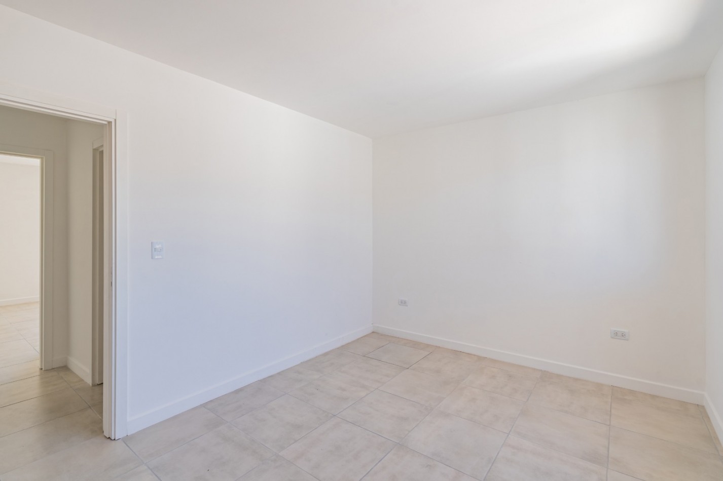 DEPARTAMENTO DE 3 AMBIENTES EN DUPLEX CON AMPLIA TERRAZA Y PARRILLA. SAN JOSE. A ESTRENAR.