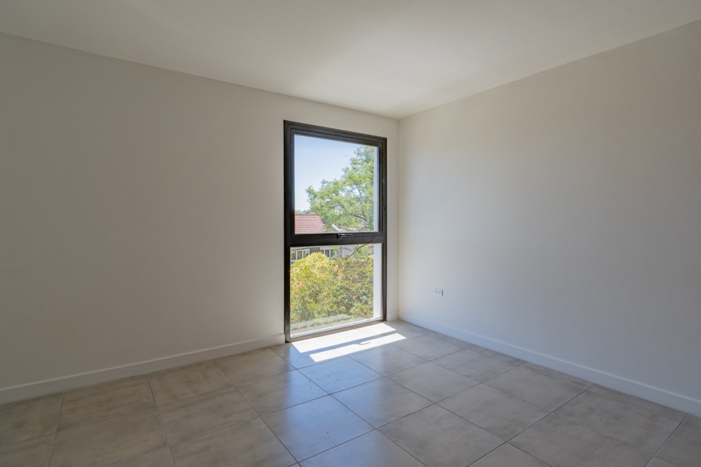 DEPARTAMENTO DE 3 AMBIENTES EN DUPLEX CON AMPLIA TERRAZA Y PARRILLA. SAN JOSE. A ESTRENAR.