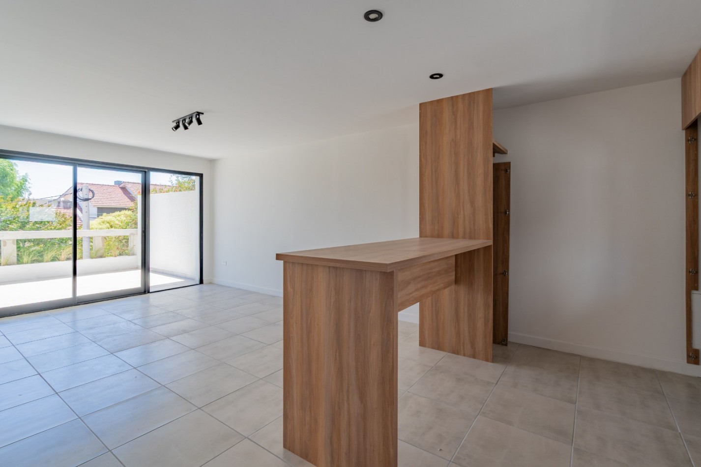 DEPARTAMENTO DE 3 AMBIENTES EN DUPLEX CON AMPLIA TERRAZA Y PARRILLA. SAN JOSE. A ESTRENAR.