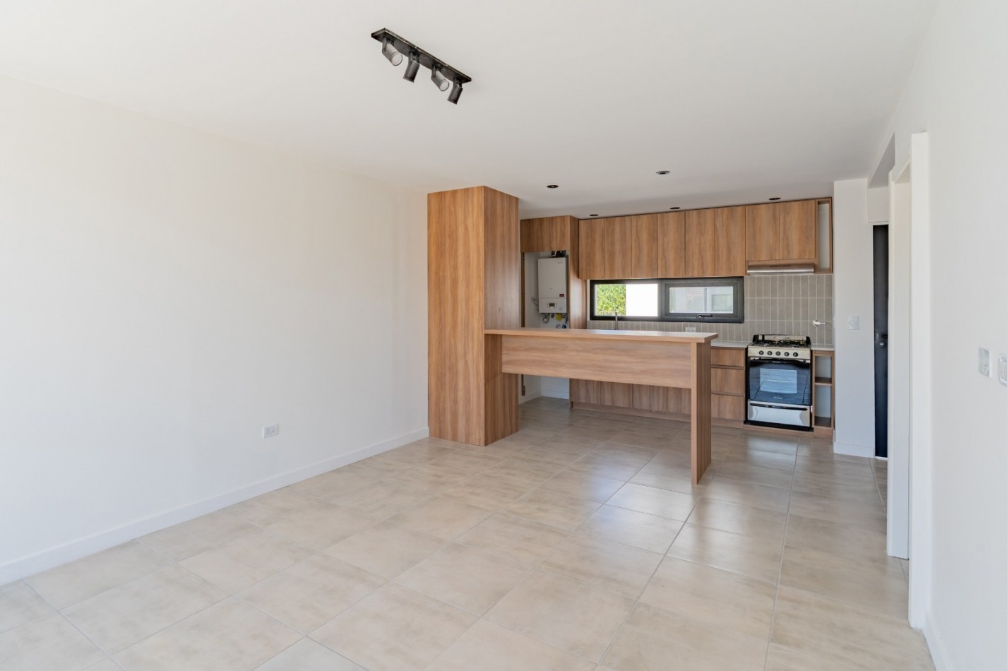 DEPARTAMENTO DE 3 AMBIENTES EN DUPLEX CON AMPLIA TERRAZA Y PARRILLA. SAN JOSE. A ESTRENAR.