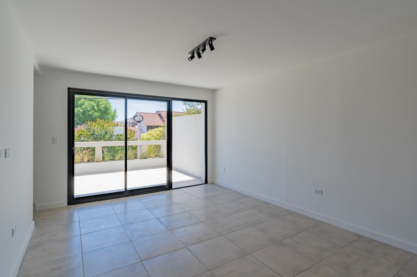 DEPARTAMENTO DE 3 AMBIENTES EN DUPLEX CON AMPLIA TERRAZA Y PARRILLA. SAN JOSE. A ESTRENAR.